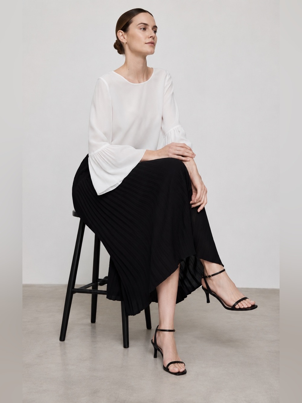 🤍 Aritzia Babaton Pleated Flare Sleeve Blouse Medium